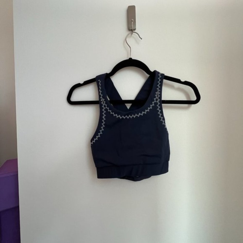 Beach Riot Sport Chevron Stud Detail Navy Blue Sports Bra‎ - Picture 2 of 5